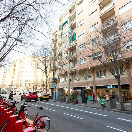 Familiar Junto A Hospital Clinic * Barcelona